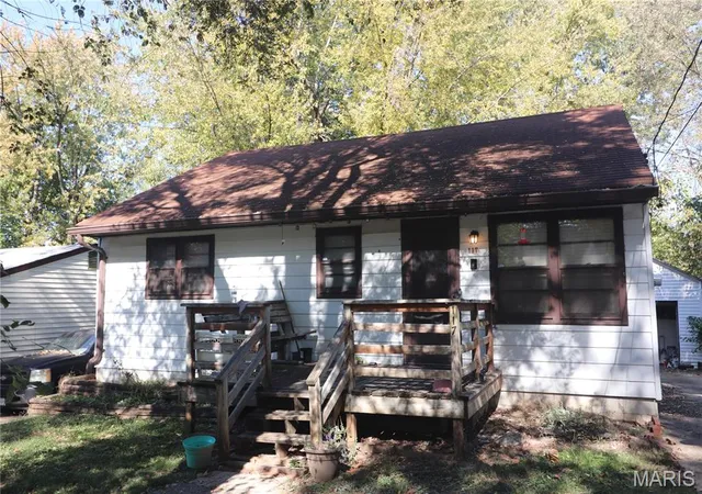 Photo 1 of Sale Pending at 117 Becker Dr, Saint Louis, MO 63135 | MLS# MIS26069046 | Listing updated on 2026-10-28