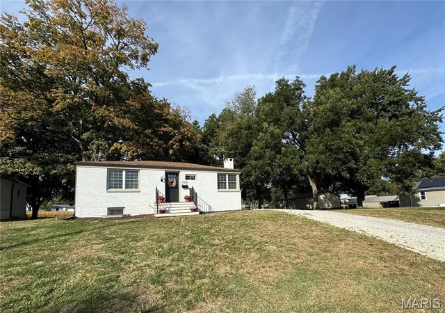 Photo 3 of Single family home for sale at 1015 Kaskaskia St, Nashville, IL 62263 | MLS# MIS26069063 | Listing updated on 2026-10-29