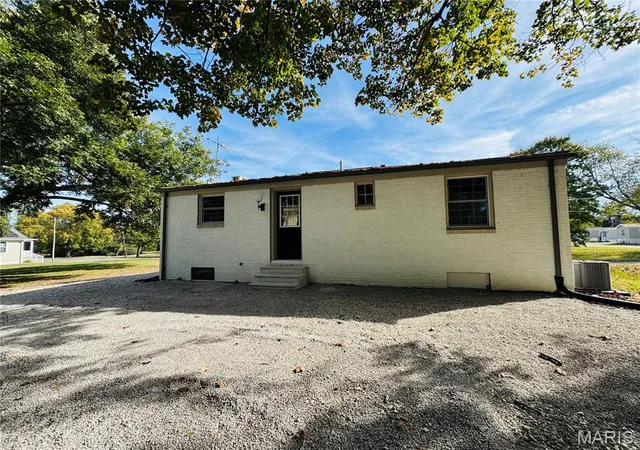 Photo 4 of Single family home for sale at 1015 Kaskaskia St, Nashville, IL 62263 | MLS# MIS26069063 | Listing updated on 2026-10-29
