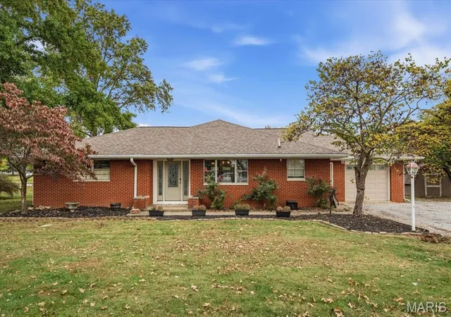 Photo 1 of Single family home for sale at 24 Lakewood Ct, Collinsville, IL 62234 | MLS# MIS26069064 | Listing updated on 2026-10-30