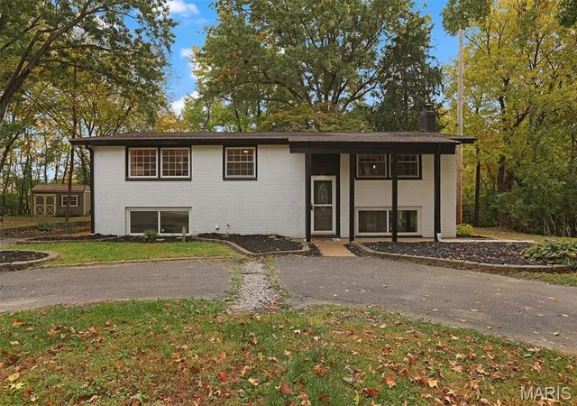 Photo 3 of Single family home for sale at 114 Branch Dr, Edwardsville, IL 62025 | MLS# MIS26069107 | Listing updated on 2026-10-29