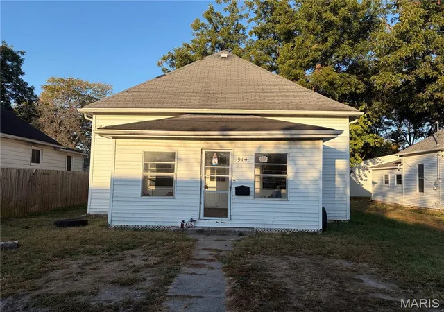 Single family home for sale at 914 S Bess Ave, Marissa, IL 62257 | MLS# MIS26069108