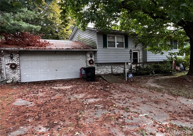 Single family home for sale at 24 Courtesy Ln, Alton, IL 62002 | MLS# MIS26069110