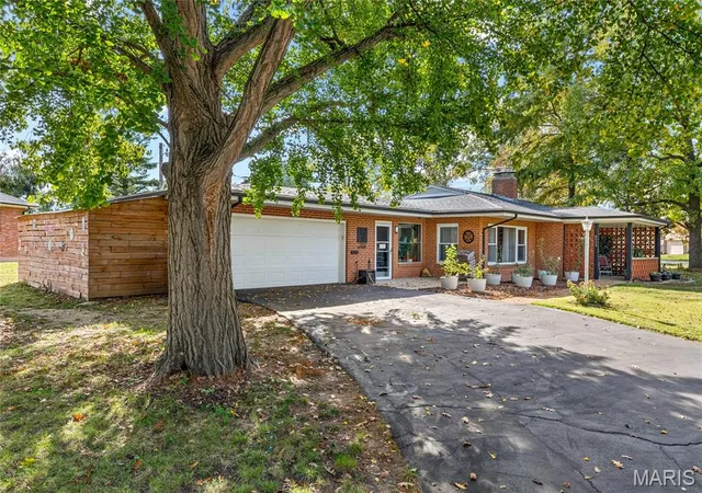 Photo 2 of Single family home for sale at 8934 Felicia Dr, Saint Louis, MO 63123 | MLS# MIS26069137 | Listing updated on 2026-10-29