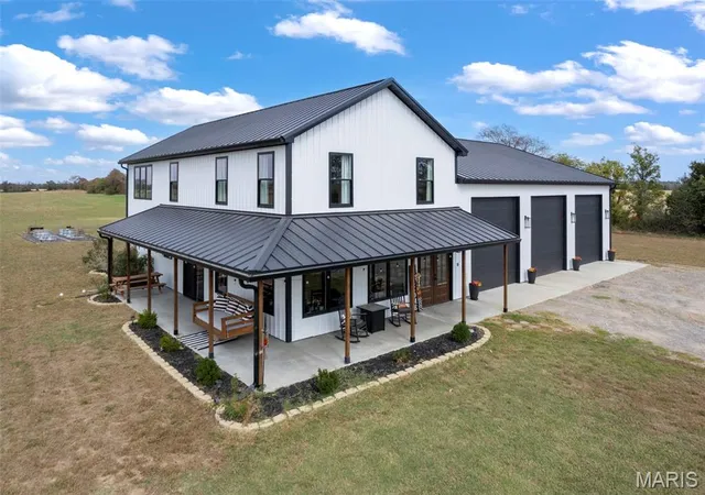 Single family home for sale at 821 County Hwy 514, Sikeston, MO 63801 | MLS# MIS26069161