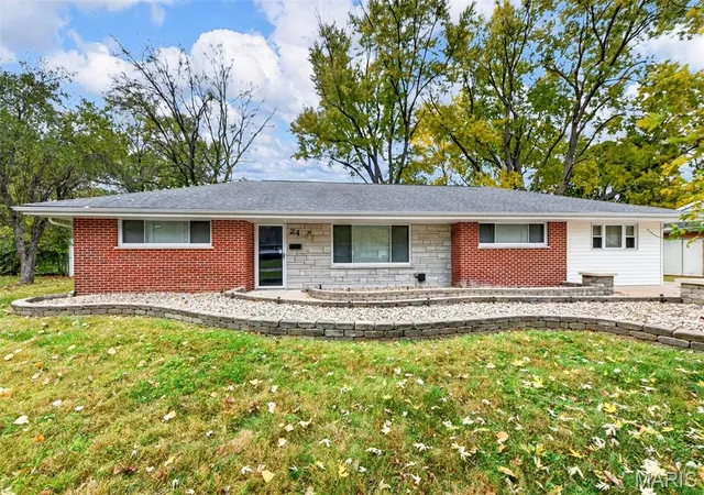 Photo 2 of Single family home for sale at 24 Kenwood Dr, Hazelwood, MO 63042 | MLS# MIS26069180 | Listing updated on 2026-10-30