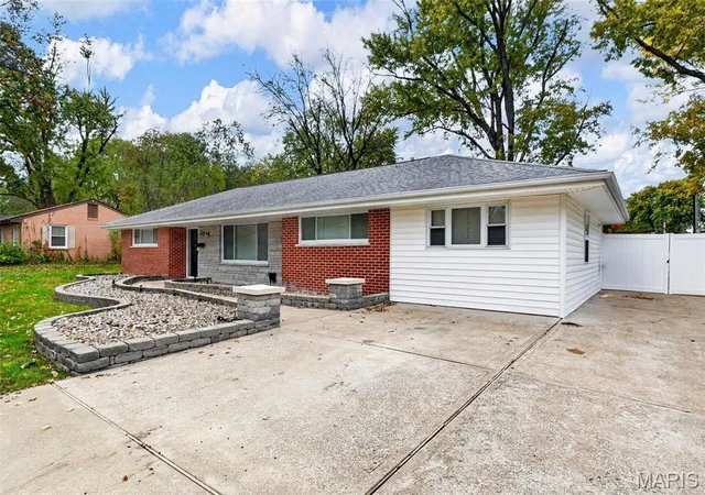 Photo 4 of Single family home for sale at 24 Kenwood Dr, Hazelwood, MO 63042 | MLS# MIS26069180 | Listing updated on 2026-10-30
