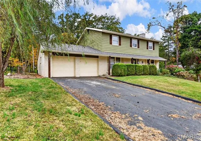Photo 2 of Single family home for sale at 451 Wildwood Pkwy, Ballwin, MO 63011 | MLS# MIS26069184 | Listing updated on 2026-10-29