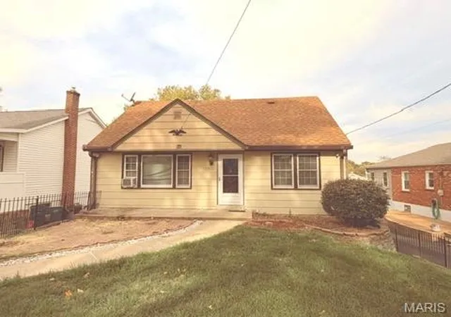 Photo 2 of Single family home for sale at 7915 Wolz Ave, Saint Louis, MO 63123 | MLS# MIS26069249 | Listing updated on 2026-10-28