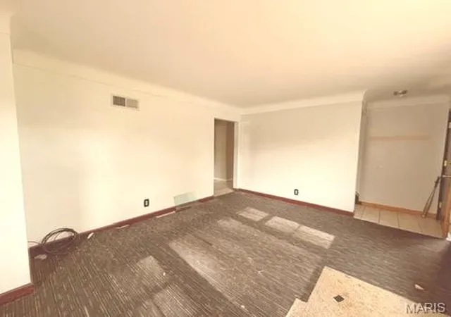 Photo 3 of Single family home for sale at 7915 Wolz Ave, Saint Louis, MO 63123 | MLS# MIS26069249 | Listing updated on 2026-10-28