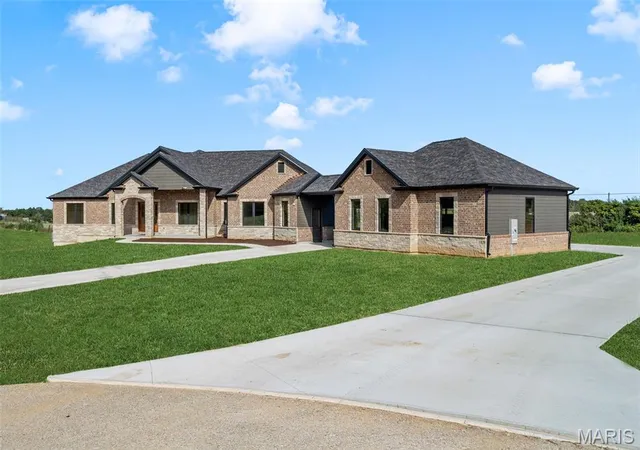 Photo 3 of Single family home for sale at 410 Redeemer Ct, Defiance, MO 63341 | MLS# MIS26069303 | Listing updated on 2026-10-29