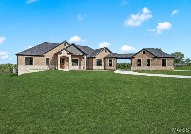 Photo 3 of Single family home for sale at 410 Redeemer Ct, Defiance, MO 63341 | MLS# MIS26069303 | Listing updated on 2026-10-29