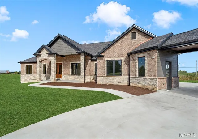 Photo 4 of Single family home for sale at 410 Redeemer Ct, Defiance, MO 63341 | MLS# MIS26069303 | Listing updated on 2026-10-29
