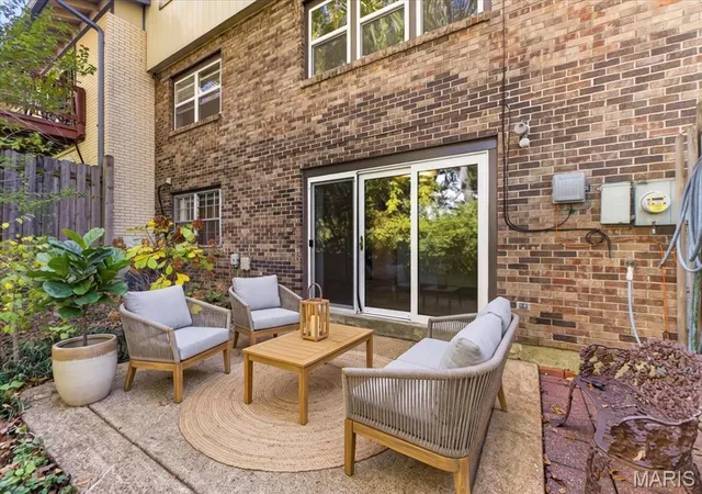 Listing Photo 5 - Condo for sale in building located at 811 Knickerbacker Dr, Manchester, MO 63021