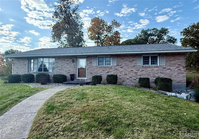 Photo 1 of Single family home for sale at 25 Coachlight Dr, Hannibal, MO 63401 | MLS# MIS26069310 | Listing updated on 2026-10-29
