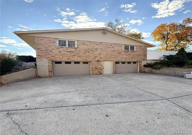 Photo 2 of Single family home for sale at 25 Coachlight Dr, Hannibal, MO 63401 | MLS# MIS26069310 | Listing updated on 2026-10-29