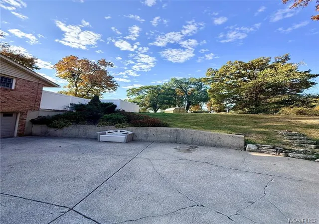 Photo 3 of Single family home for sale at 25 Coachlight Dr, Hannibal, MO 63401 | MLS# MIS26069310 | Listing updated on 2026-10-29