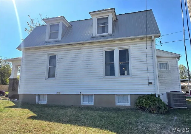 Photo 4 of Single family home for sale at 823 Valley St, Chester, IL 62233 | MLS# MIS26069314 | Listing updated on 2026-10-29