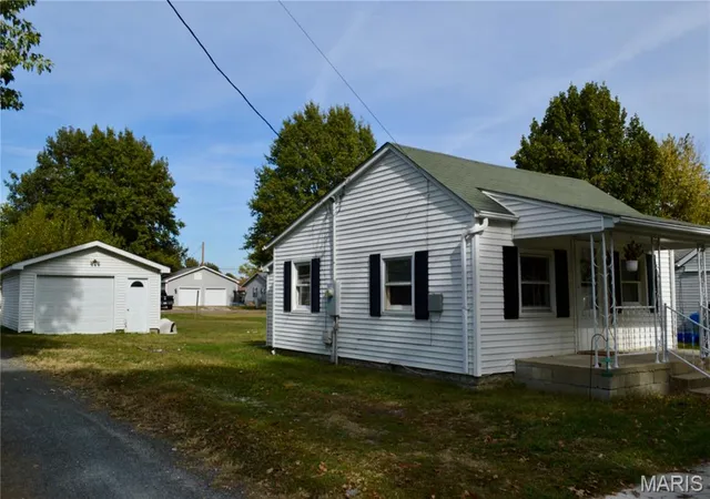 Photo 1 of Single family home for sale at 150 Maple St, Carrollton, IL 62016 | MLS# MIS26069316 | Listing updated on 2026-10-29