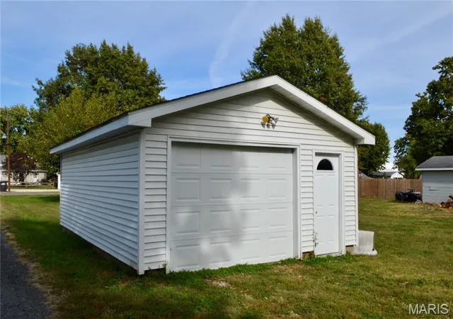 Photo 2 of Single family home for sale at 150 Maple St, Carrollton, IL 62016 | MLS# MIS26069316 | Listing updated on 2026-10-29