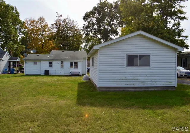 Photo 3 of Single family home for sale at 150 Maple St, Carrollton, IL 62016 | MLS# MIS26069316 | Listing updated on 2026-10-29