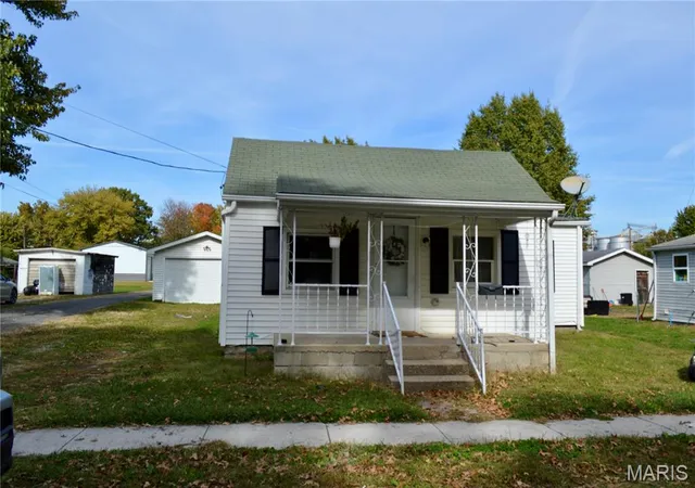Photo 3 of Single family home for sale at 150 Maple St, Carrollton, IL 62016 | MLS# MIS26069316 | Listing updated on 2026-10-29