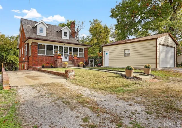 Photo 3 of Single family home for sale at 408 E 14th Street, Alton, IL 62002 | MLS# MIS26069324 | Listing updated on 2026-10-31