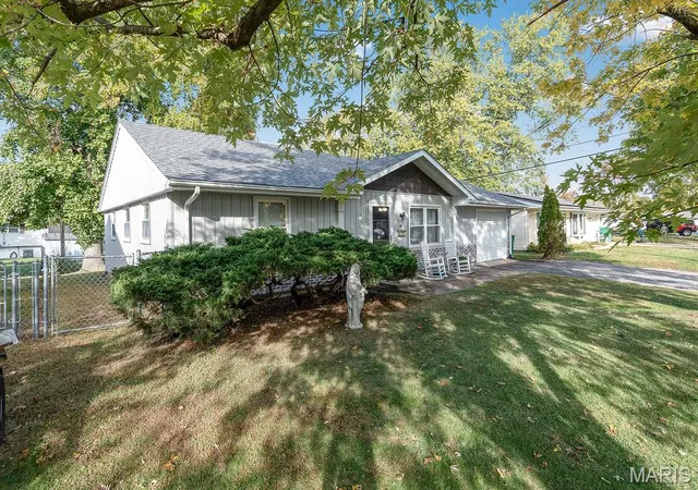 Photo 2 of Single family home for sale at 404 Willow Dr, O Fallon, IL 62269 | MLS# MIS26069325 | Listing updated on 2026-10-29
