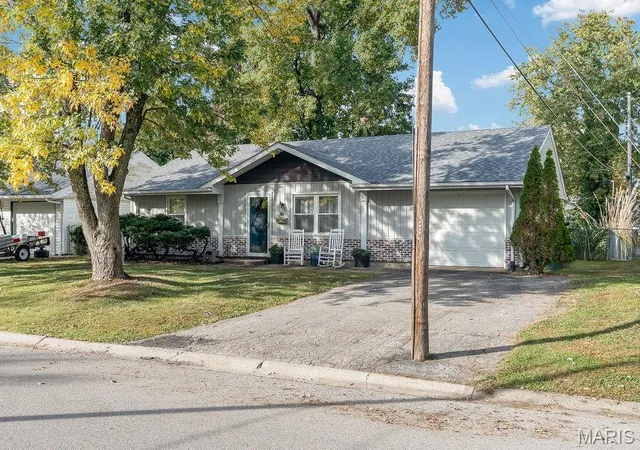 Photo 3 of Single family home for sale at 404 Willow Dr, O Fallon, IL 62269 | MLS# MIS26069325 | Listing updated on 2026-10-29