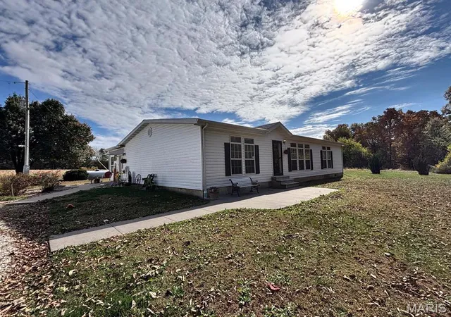 Photo 2 of Manufactured home for sale at 36757 Monroe Rd 580, Stoutsville, MO 65283 | MLS# MIS26069343 | Listing updated on 2026-10-29