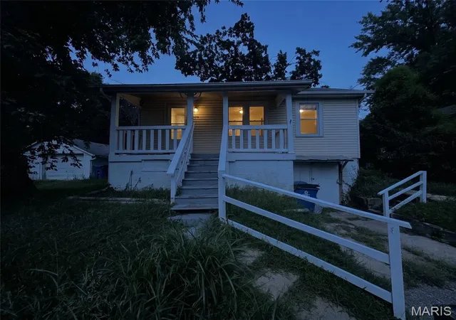 Photo 3 of Single family home for sale at 826 Marvin Ave, Saint Louis, MO 63135 | MLS# MIS26069348 | Listing updated on 2026-10-31