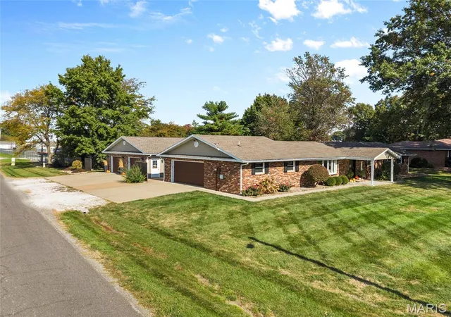 Photo 1 of Single family home for sale at 713 W Oak St, Gillespie, IL 62033 | MLS# MIS26069355 | Listing updated on 2026-10-29