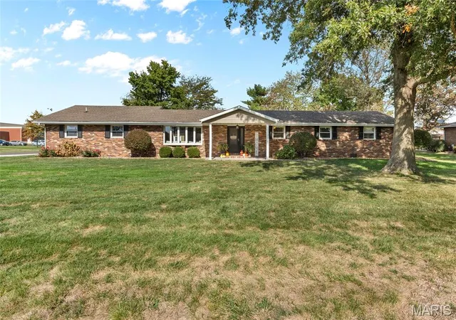 Photo 1 of Single family home for sale at 713 W Oak St, Gillespie, IL 62033 | MLS# MIS26069355 | Listing updated on 2026-10-29