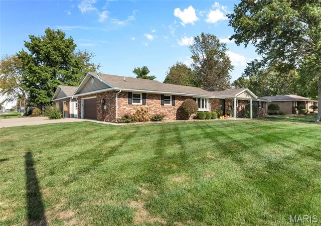Photo 3 of Single family home for sale at 713 W Oak St, Gillespie, IL 62033 | MLS# MIS26069355 | Listing updated on 2026-10-29