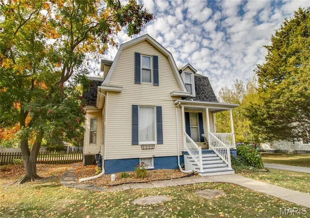 Photo 2 of Single family home for sale at 332 N High St, Carlinville, IL 62626 | MLS# MIS26069357 | Listing updated on 2026-10-30