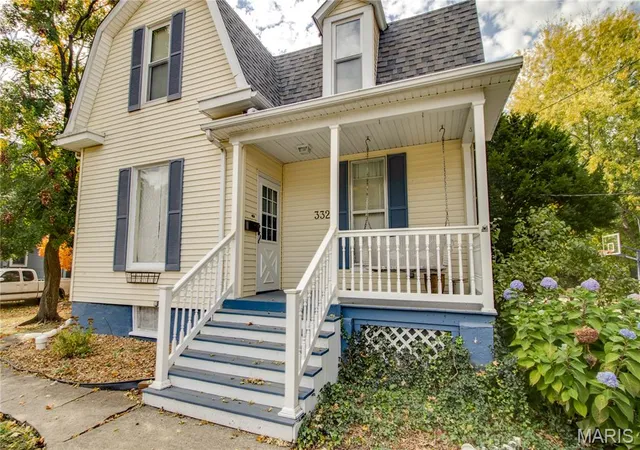 Photo 3 of Single family home for sale at 332 N High St, Carlinville, IL 62626 | MLS# MIS26069357 | Listing updated on 2026-10-30
