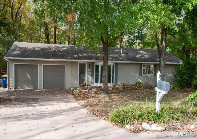 Photo 1 of Sale Pending at 10 Country Squire Ln, Saint Louis, MO 63146 | MLS# MIS26069453 | Listing updated on 2026-10-31