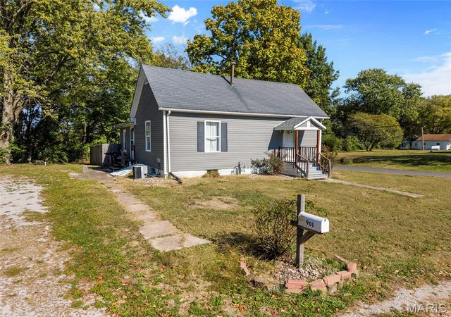 Photo 2 of Single family home for sale at 901 Bunker Hl Rd, Staunton, IL 62088 | MLS# MIS26069474 | Listing updated on 2026-10-30