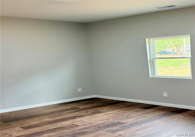 Photo 3 of Single family home for sale at 513 Clay S, New London, MO 63459 | MLS# MIS26069529 | Listing updated on 2026-10-29