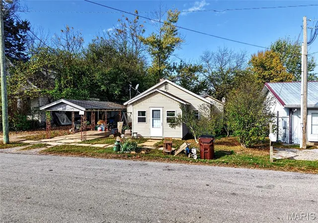 Photo 1 of Single family home for sale at 107 S Myrtle St, Conway, MO 65632 | MLS# MIS26069530 | Listing updated on 2026-10-29
