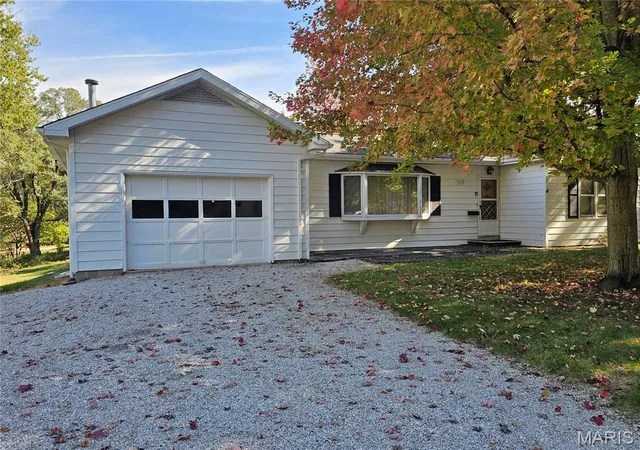 Photo 1 of Single family home for sale at 1707 Vandalia St, Hillsboro, IL 62049 | MLS# MIS26069535 | Listing updated on 2026-10-29
