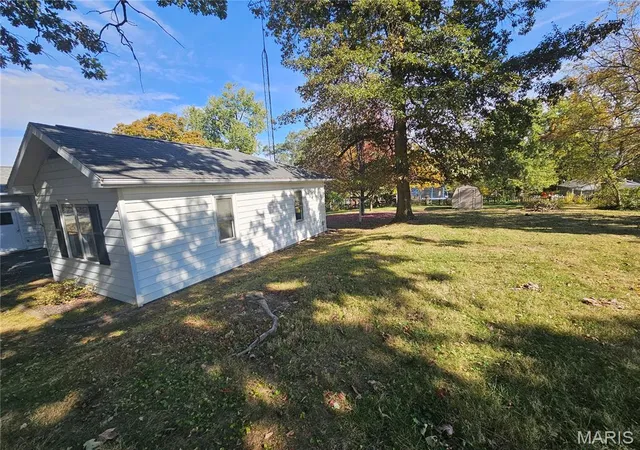 Photo 2 of Single family home for sale at 1707 Vandalia St, Hillsboro, IL 62049 | MLS# MIS26069535 | Listing updated on 2026-10-29