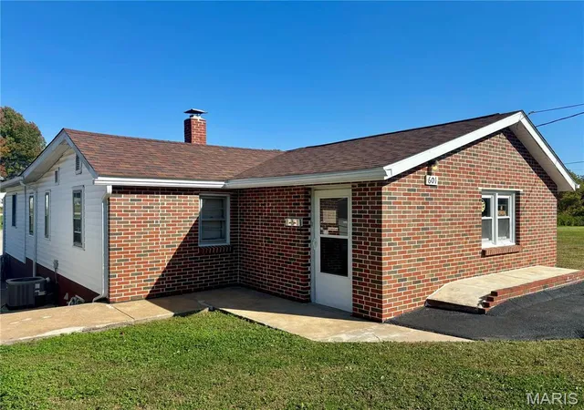 Photo 1 of Single family home for sale at 601 Milton Rd, Alton, IL 62002 | MLS# MIS26069594 | Listing updated on 2026-10-30