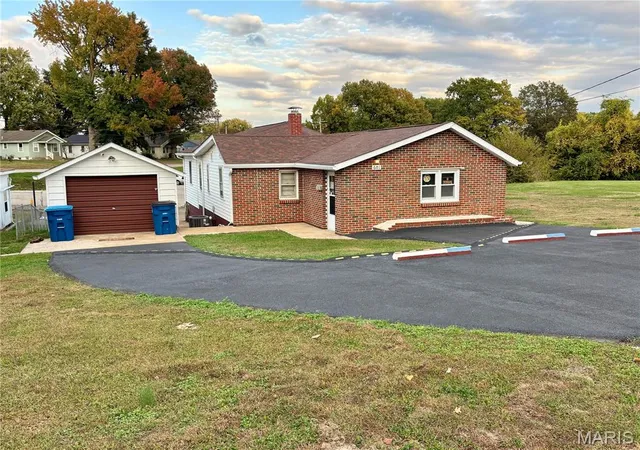 Photo 1 of Single family home for sale at 601 Milton Rd, Alton, IL 62002 | MLS# MIS26069594 | Listing updated on 2026-10-30