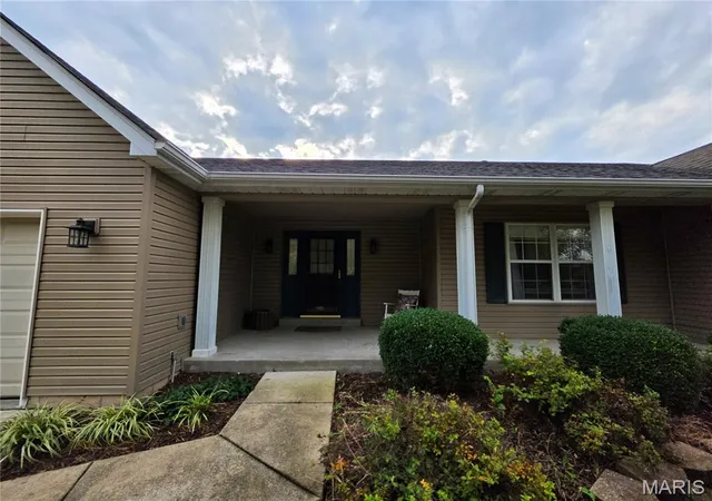 Photo 3 of Single family home for sale at 960 Arbor Green Dr, Saint Charles, MO 63304 | MLS# MIS26069614 | Listing updated on 2026-10-30