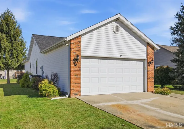 Photo 2 of Single family home for sale at 1403 Kweit Ln, Greenville, IL 62246 | MLS# MIS26069658 | Listing updated on 2026-10-30