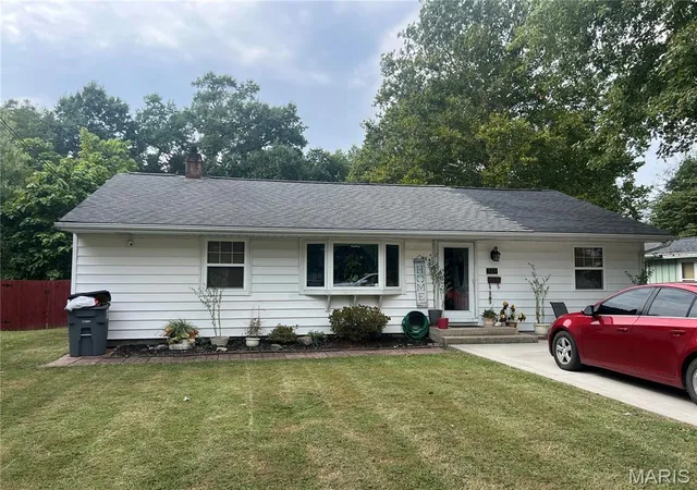 Photo 1 of Single family home for sale at 325 Ellison St, Carlinville, IL 62626 | MLS# MIS26069694 | Listing updated on 2026-10-30