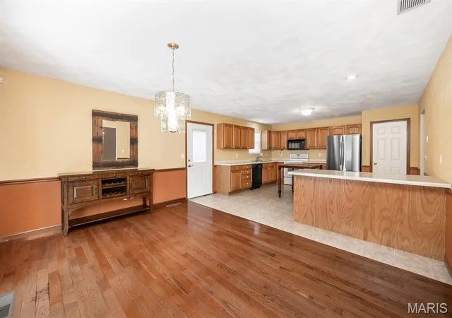 Photo 3 of Single family home for sale at 1864 Spruce Hl Dr, Belleville, IL 62221 | MLS# MIS26069779 | Listing updated on 2026-10-30
