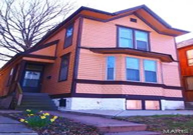 Single Family Residence at 4270 Wyoming St, Saint Louis, MO 63116 | MLS# MIS12014805 | | Sold on 2012-05-21