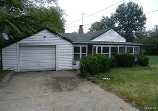 Photo 1 of Single Family Residence at 3240 Airway Ave, Saint Louis, MO 63114 | MLS# MIS12054227 | | Sold on 2013-01-15